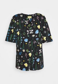 Blouse noire à manches courtes avec un imprimé floral coloré, présentant diverses fleurs et feuillages sur le tissu, et un design en col en V.