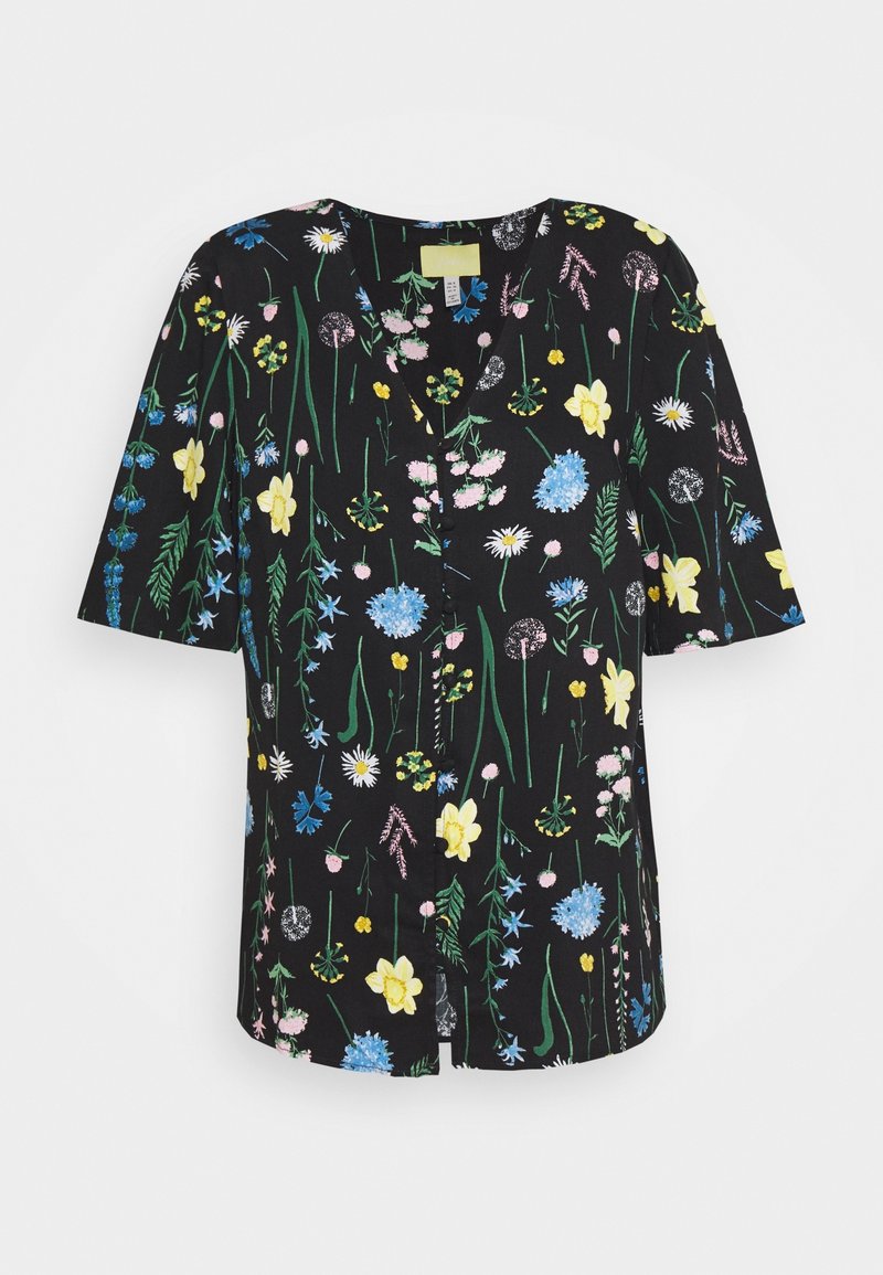 Blouse noire à manches courtes avec un imprimé floral coloré, présentant diverses fleurs et feuillages sur le tissu, et un design en col en V.