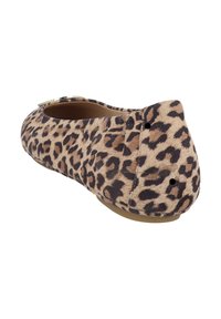 Leopard-Print Ballerinas mit einem weichen Textiloberteil, runder Spitze und einem kleinen goldenen Akzent an der Vorderseite. Verfügt über eine strukturierte Oberfläche.