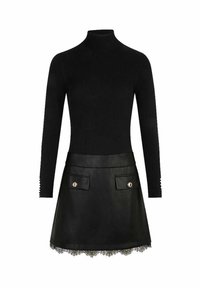 Zwarte geribde coltrui met lange mouwen, gecombineerd met een zwarte leren rok met kantafwerking en twee voorzakken met metalen knopen.
