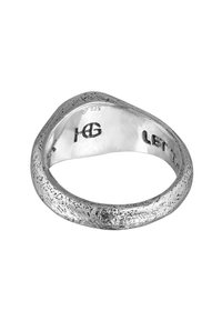 Silverring i 925 sterling silver, med en strukturerad, oregelbunden yta och en graverad insida med bokstäver och siffror.