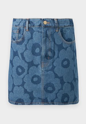 Denim miniskjørt med stort mørkt blomsterprint, frontlommer, beltehemper og knappelukking.