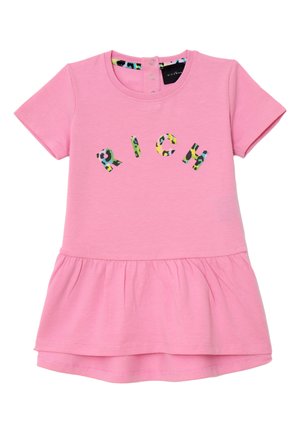 Abito rosa a maniche corte con gonna plissettata. Presenta la parola "RICH" in lettere colorate effetto leopardato sul davanti. Chiusura con bottone al collo.