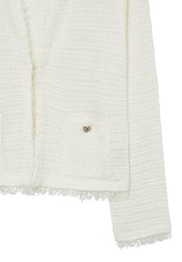 Cardigan bianco con texture, dotato di una tasca anteriore con un bottone decorativo argento e dettagli in frange lungo l'orlo e le maniche.