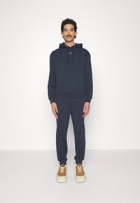HUGO TRACKSUIT DAPODAYOTE - Melegítő - dark blue