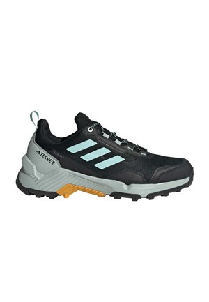 Schwarzer Trailrunning-Schuh mit atmungsaktivem Obermaterial, hellblauen Akzenten, einer strukturierten Außensohle und einer gedämpften Zwischensohle mit orangefarbenen Details.
