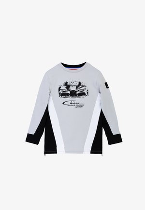 Maglietta grigia a maniche lunghe con grafica di un'auto nera, caratterizzata da pannelli laterali bianchi e neri, colletto rotondo e dettaglio del logo sulla manica.