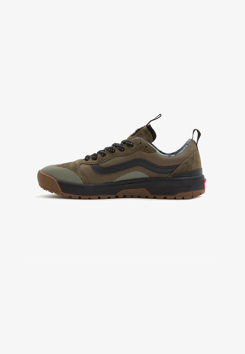 Olivgrön sneaker med en blandning av mocka och tyg, rund tå, svarta snören, strukturerad gummisula och en ögla vid hälen för enkel påtagning.