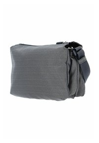 Schwarz-weiß gestreifte Stoff-Umhängetasche mit Reißverschluss, verstellbarem Riemen und weicher Textur, mit kompakter, rechteckiger Form.