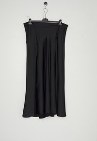 Robe sans manches noire en tissu lisse et léger, avec une silhouette fluide et un ourlet droit. Suspendue à un cintre noir.