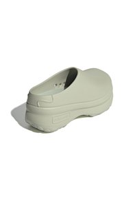 Ljusgråa träskor med ett slätt gummimaterial, rund tå, bakre hälstöd och präglad logotyp på sidan. Mönstrad yttersula för grepp.