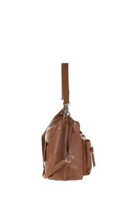 Borsa in pelle marrone con superficie testurizzata, manico superiore singolo, tracolla removibile e molteplici tasche esterne.