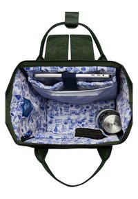Borsa verde con un design strutturato, dotata di un interno a fantasia blu, numerosi scomparti e una chiusura con zip.