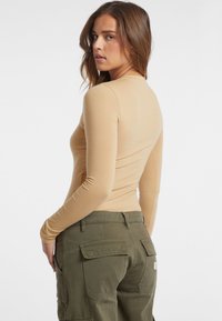 Guess Jeans BODYSUIT - Ilgarankovis viršutinės dalies drabužis - beige