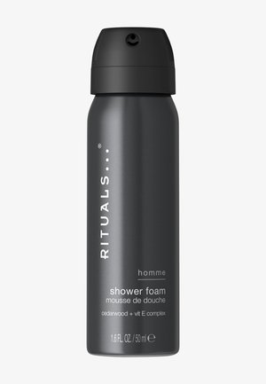 Dunkelgraue Dose Rituals Homme Duschschaum mit schwarzem Sprühkopf, beschriftet mit Zedernholz- und Vitamin E-Komplex, Größe 50 ml.