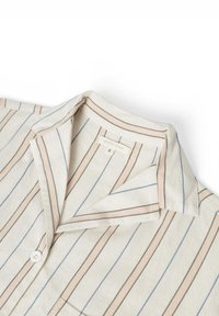 Gestreiftes Hemd in hellem Beige mit blauen, rosa und grünen vertikalen Streifen. Weicher Stoff mit klassischem Kragen und einem Knopfverschluss.