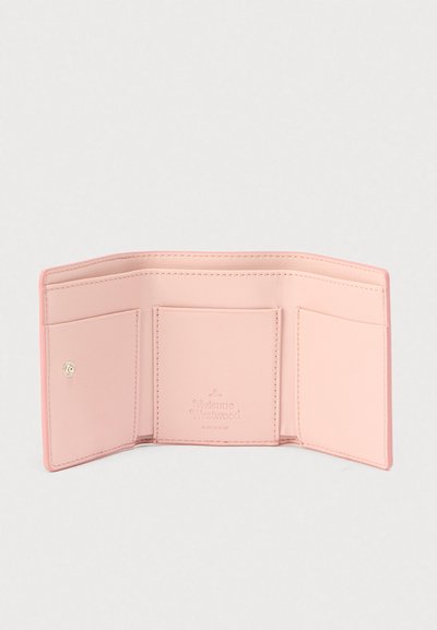 Ροζ δερμάτινο πορτοφόλι με υφή εσωτερικά, που διαθέτει πολλαπλές θήκες για κάρτες και ανάγλυφο λογότυπο. Συμπαγές, ορθογώνιο σχήμα.