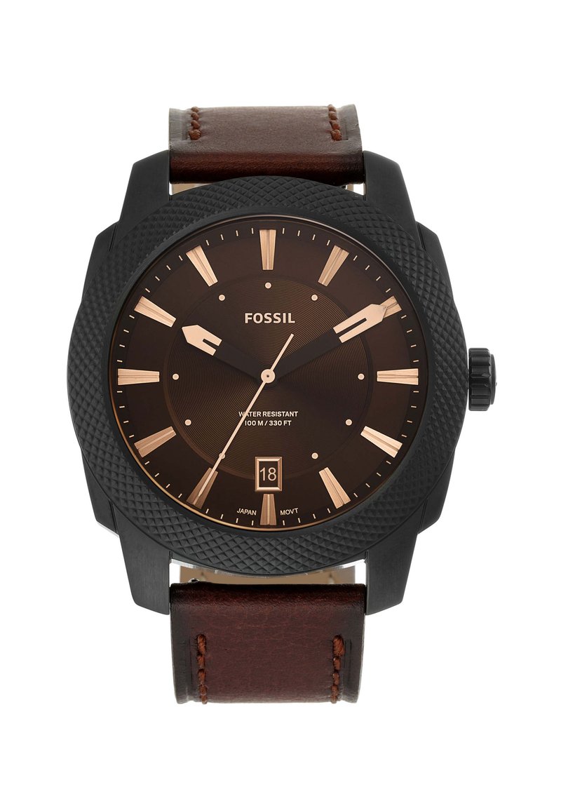 Reloj con correa de cuero marrón, caja negra texturizada, esfera marrón oscuro, marcadores de hora en oro rosado, indicador de fecha y bisel texturizado. Resistente al agua.