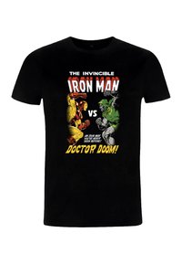 Černé bavlněné tričko s barevným grafickým motivem Iron Mana a Doctora Dooma, s odvážným bílým a žlutým textem a uměním ve stylu komiksu.