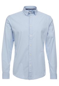 Světle modrá košile s dlouhými rukávy a klasickým límečkem. Má hladkou bavlněnou látku a rovný lem s předními knoflíky.