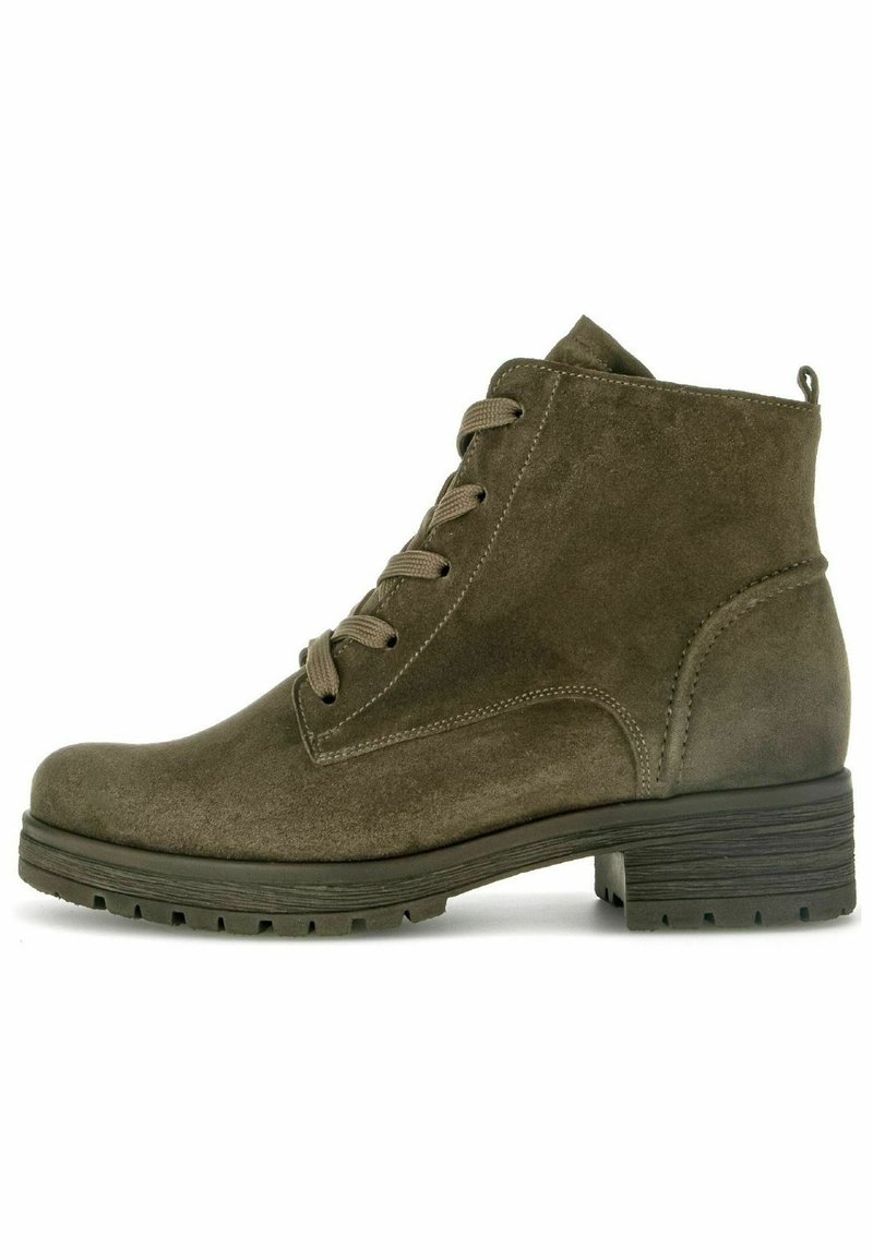 Bottine en suede vert olive avec un bout rond, semelle en caoutchouc plate et lacets bicolores, présentant des coutures minimales et un petit talon.
