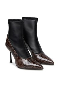 Stivaletti con punta affusolata caratterizzati da una parte superiore in pelle nera e una parte inferiore in pelle stampata a lucertola marrone, con tacco a stiletto e design elegante.