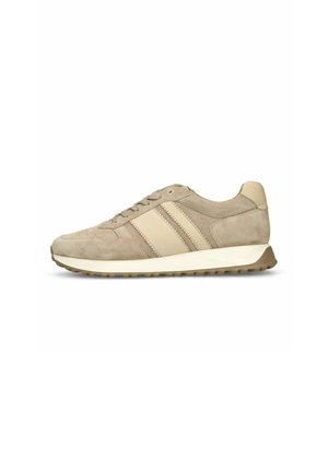 Beige suède sneaker met crème leren strepen, vetersluiting en witte zool met een gestructureerde bruine rubberen buitenzool.