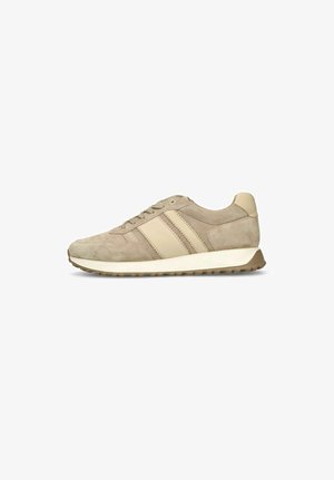 Beige suède sneaker met crème leren strepen, vetersluiting en witte zool met een gestructureerde bruine rubberen buitenzool.
