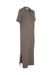 Kortärmad stickad klänning i brunt med ribbat mönster, krage och sidoöppningar för enkel rörelse.