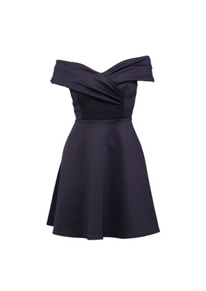 Εκτός ώμου, σκούρο ναυτικό φόρεμα με πλισέ μπούστο και φουσκωτό φουστάνι. Λείο ύφασμα με εφαρμοστή μέση, προσφέροντας μια κομψή σιλουέτα.