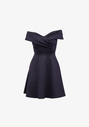 Off-the-shoulder, tumši zila kleita ar saplacinātu krūšu daļu un izplestu svārku. Gluda auduma, ar pieguļošu jostasvietu, ar elegantu siluetu.