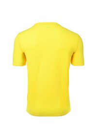 Żółta koszulka z krótkim rękawem, z okrągłym dekoltem, wykonana z teksturowanej tkaniny, z zaokrąglonym dołem i dyskretnym logo z tyłu.