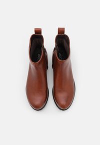 Braune Leder-Stiefeletten mit glatter Oberfläche, seitlichen Reißverschlüssen und Zuglaschen, ausgestattet mit einem gepolsterten Innenraum und einer strukturierten Gummisohle.