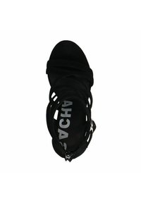 Zwarte suede hoge hak sandaal met meerdere kruislings straps, een open teen en een ritssluiting aan de zijkant. Interne merknaam zichtbaar.