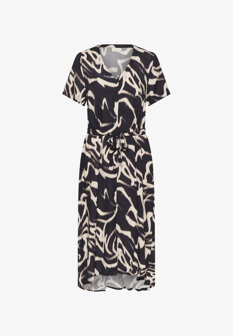 Kjole med korte ermer i mørkeblå stof med abstrakt hvidt mønster, v-hals, bælte i taljen og knælangt forkant. Knapdetaljer foran.