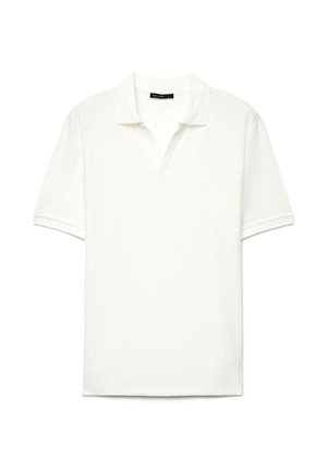 Weißes Polohemd mit kurzen Ärmeln, strukturierten vertikalen Linien und offenem Kragen, flach auf weißem Hintergrund ausgelegt.