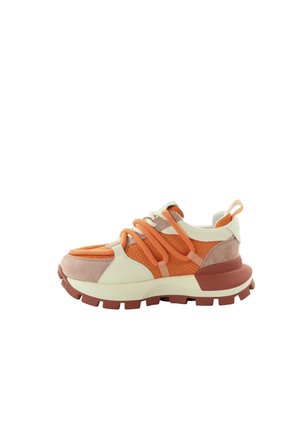 Gruba sneaker z pomarańczową siateczką, beżowymi i brązowymi nakładkami z zamszu, grubą gumową podeszwą i szerokimi pomarańczowymi sznurówkami na jednolitym białym tle.