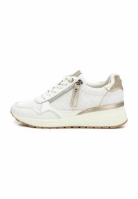 Zapatilla blanca con un upper texturizado, acentos metálico dorados, cremallera lateral, puntera redonda y una suela gruesa de tono neutro.