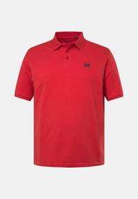 Camisa polo roja hecha de tela suave. Cuenta con un cuello clásico, tapeta de tres botones y un logo en azul marino en el lado izquierdo del pecho. Mangas cortas.