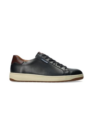 Baskets en cuir noir avec talon marron, semelle beige, lacets noirs et une petite étiquette bleue sur le côté sur fond blanc.