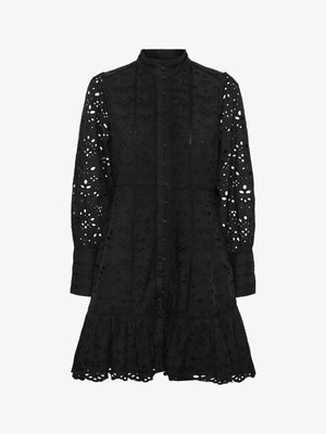 Fekete hímzett ruha magas gallérral, gombos elülsőrészsel, hosszú ujjakkal és fodros szegéllyel. Kivágott virágos és geometrikus mintákkal díszített.