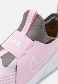 Nike Performance FLEX RUNNER 2 UNISEX czerwony