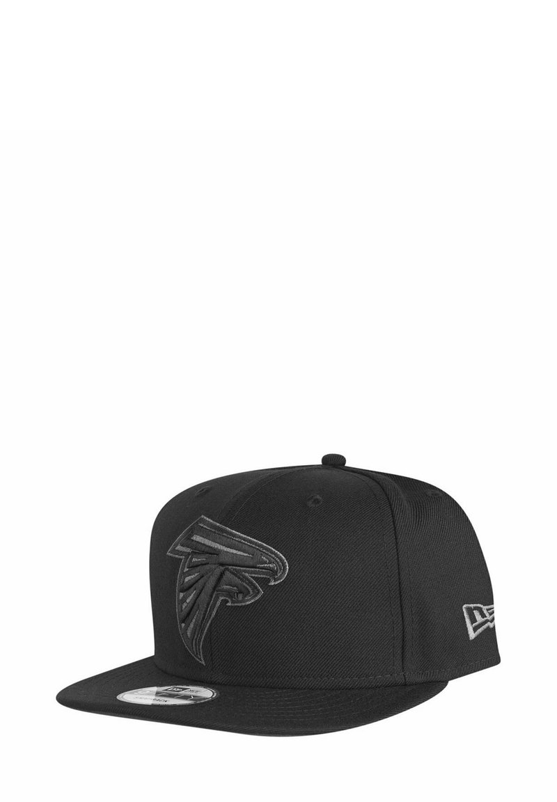 Casquette snapback noire avec un logo Falcon en relief, design structuré, visière plate et une étiquette New Era sur le côté.