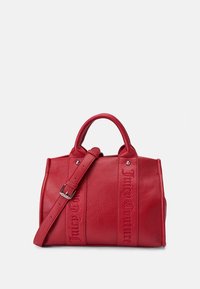 Raudona odinė rankinė su dvejomis trumpomis rankenomis, reguliuojama petneša, tekstūruota paviršiumi ir įspaustu "Juicy Couture" ženklu priekyje.
