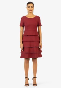Bordeauxfarbenes geschichtetes Kleid mit kurzen Ärmeln, Peplum-Taille und ausgestellt Rock. Glattes Material mit strukturierter Silhouette und horizontalen Rüschen.
