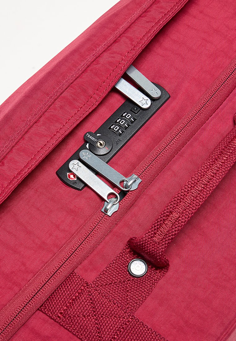 Rote Stofftasche mit doppelten Metallreißverschlüssen, einem Kombinationsschloss und strukturierten Akzenten auf der Oberfläche und dem Tragegurt.