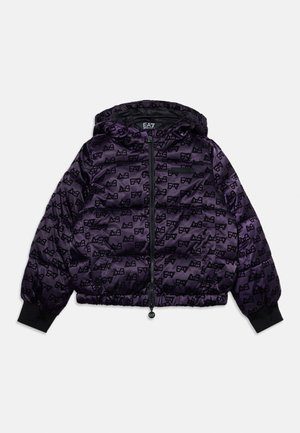 Veste matelassée à capuche violette avec motif logo EA7 noir, fermeture éclair frontale, ourlet élastique et poignets côtelés noirs.