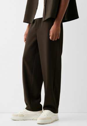 Bershka TAILORED - Pantaloni sportivi - dark brown
