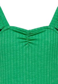 Haut en tissu côtelé vert avec un décolleté carré, présentant des détails froncés au centre et de larges bretelles réglables.