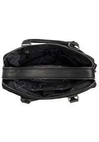 Sac en cuir noir avec une fermeture éclair sur le dessus, comportant plusieurs compartiments internes et une surface texturée. Accent en métal argenté.